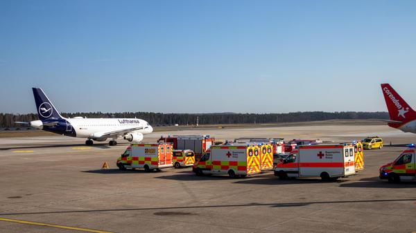 Das Übungsszenario lautete wie folgt: Zusammenstoß eines Kleinflugzeugs mit einem Vorfeldbus auf dem Rollweg.