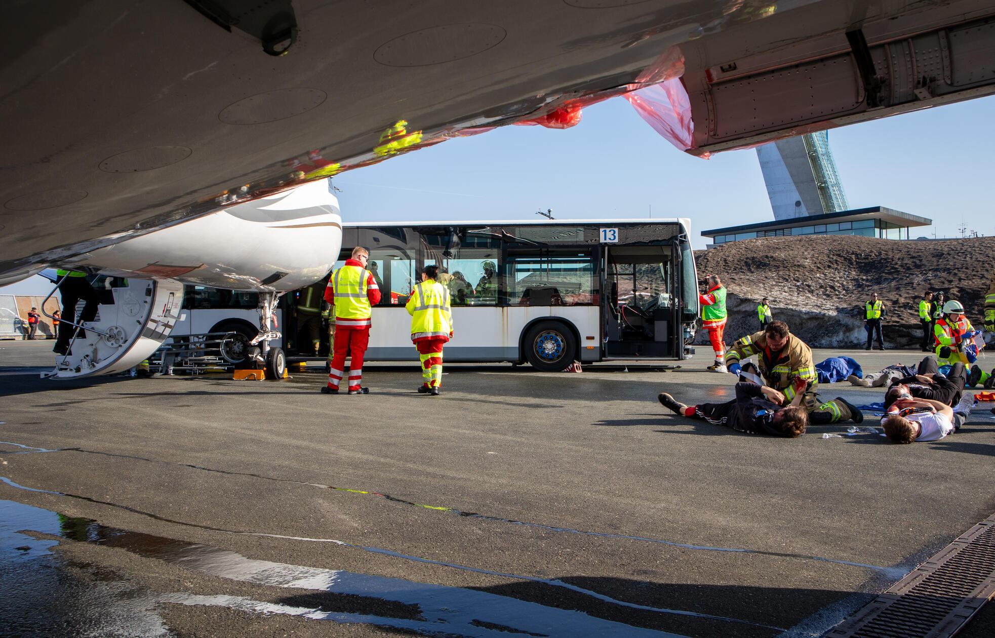 Rund 70 freiwillige Darstellerinnen und Darsteller spielten realistisch geschminkte Verletzte und trugen so zu einer möglichst authentischen Lage bei.