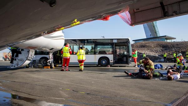 Rund 70 freiwillige Darstellerinnen und Darsteller spielten realistisch geschminkte Verletzte und trugen so zu einer möglichst authentischen Lage bei.