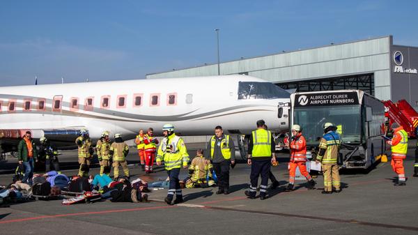 Etwa 250 Kräfte aus verschiedenen Organisationen waren beteiligt, darunter neben der Flughafenfeuerwehr die Berufsfeuerwehr der Stadt Nürnberg, mehrere Freiwillige Feuerwehren, Rettungsdienste und Hilfsorganisationen sowie Polizei und Luftamt Nordbayern.