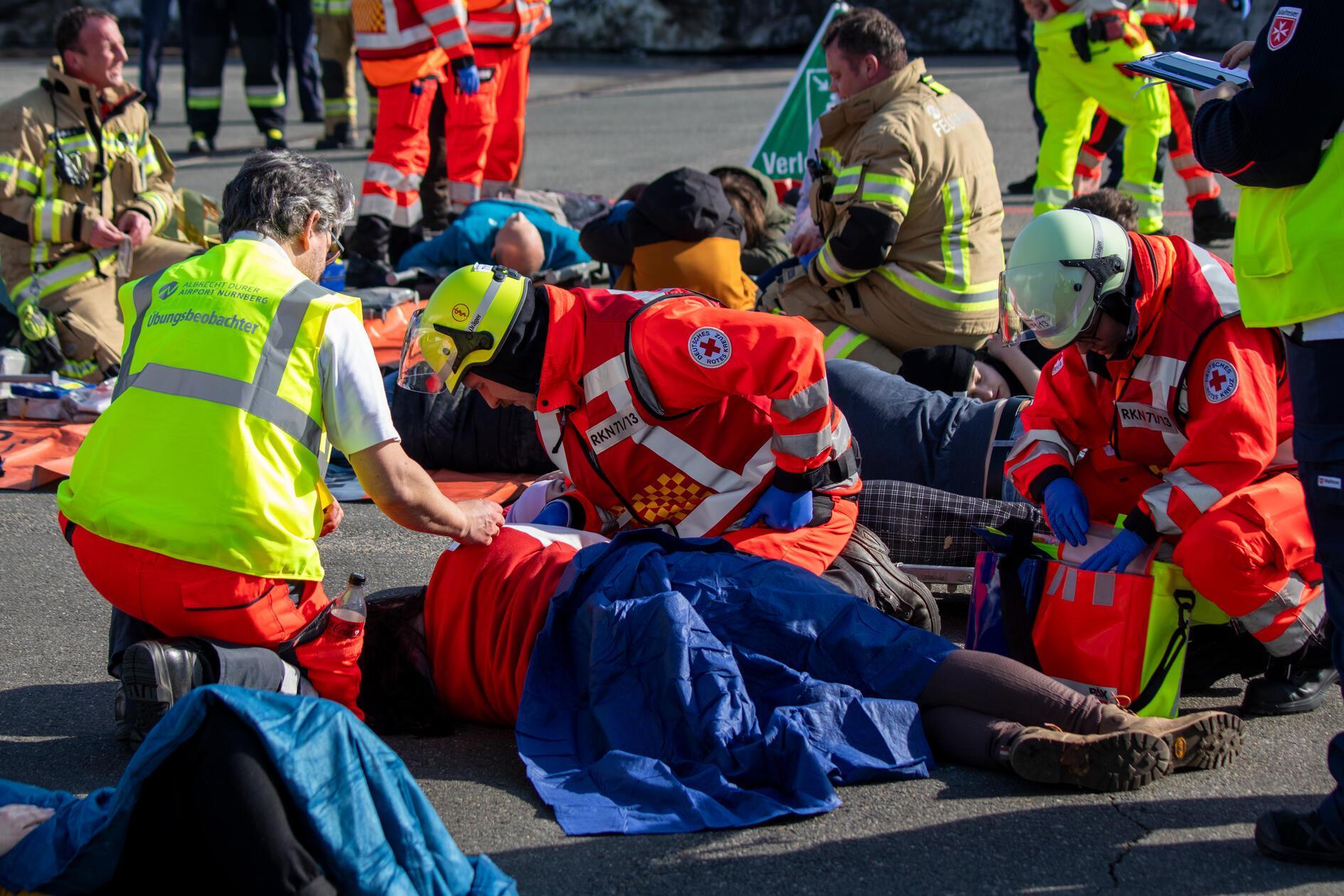 Auch ein Team der Notaufnahmen des Klinikums Nürnberg nutzte die Übung, um die Einstufung und Versorgung von Patienten bei einem größeren Schadensereignis mit vielen Betroffenen in kurzer Zeit zu trainieren.