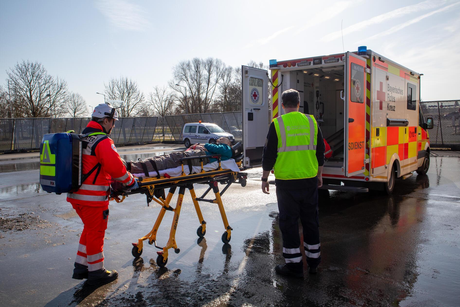 Die Übung, so teilt es der Flughafen mit, ist Teil der gesetzlich vorgeschriebenen Vorgaben der Luftfahrtbehörden, die regelmäßige Voll- und Teilübungen vorschreiben. Unabhängige Beobachter („Schiedsrichter“) aus verschiedenen Hilfsorganisationen begleiteten den Ablauf und bewerteten die einzelnen Übungsschritte.