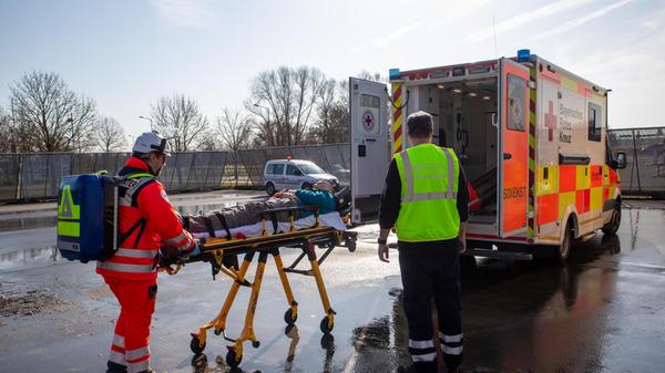 Die Übung, so teilt es der Flughafen mit, ist Teil der gesetzlich vorgeschriebenen Vorgaben der Luftfahrtbehörden, die regelmäßige Voll- und Teilübungen vorschreiben. Unabhängige Beobachter („Schiedsrichter“) aus verschiedenen Hilfsorganisationen begleiteten den Ablauf und bewerteten die einzelnen Übungsschritte.