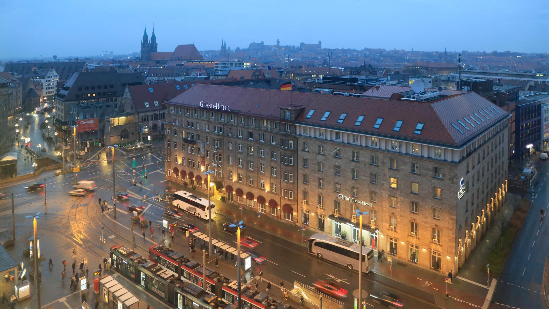 Vogelperspektive Bahnhofsplatz mit Strassenbahn, R