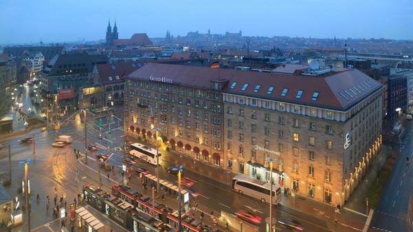 Vogelperspektive Bahnhofsplatz mit Strassenbahn, R