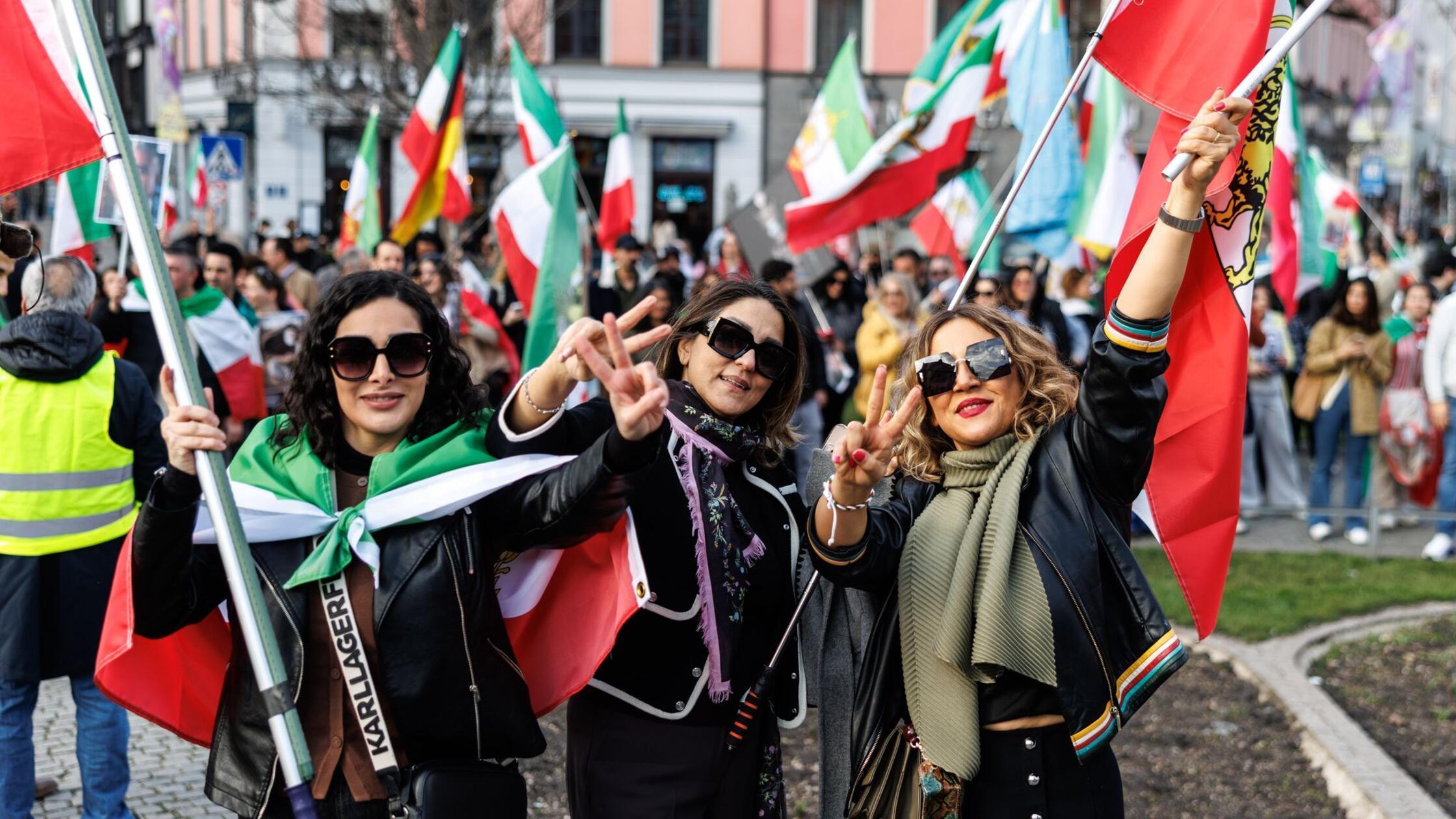 Teilnehmerinnen einer Kundgebung unter dem Motto „