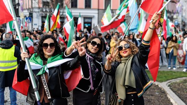 Teilnehmerinnen einer Kundgebung unter dem Motto „
