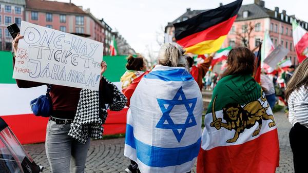 Zwei Teilnehmerinnen einer Kundgebung unter dem Mo
