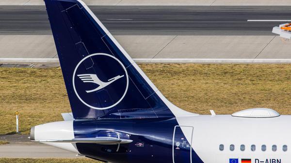 Heckflosse eines Airbus A319-112 mit dem Emblem de