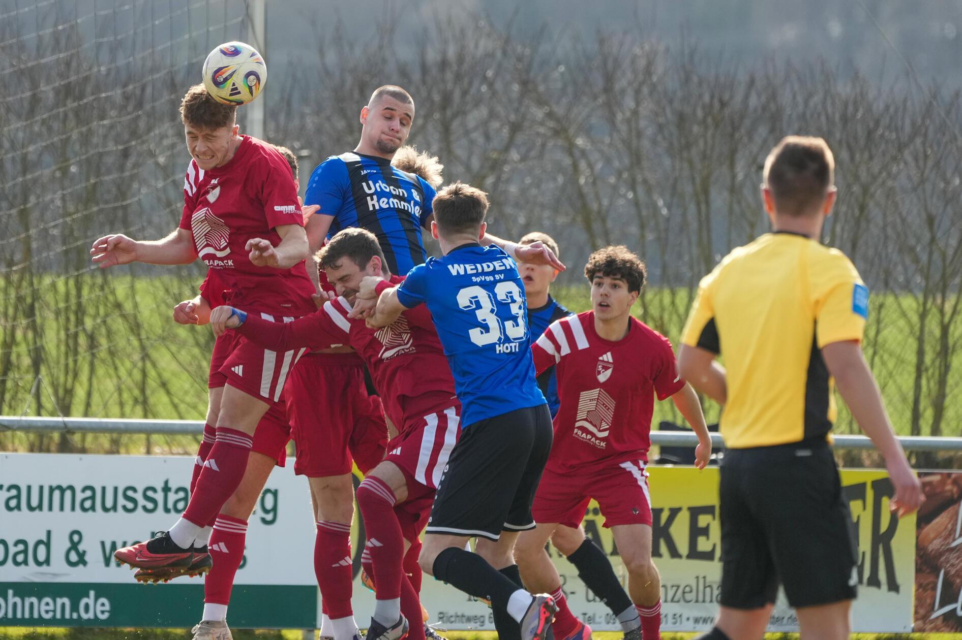 Enges Match, guter Ausgang für die Gastgeber aus dem Landkreis Roth: Der SC Großschwarzenlohe (rote Trikots) bezwingt Weiden.
