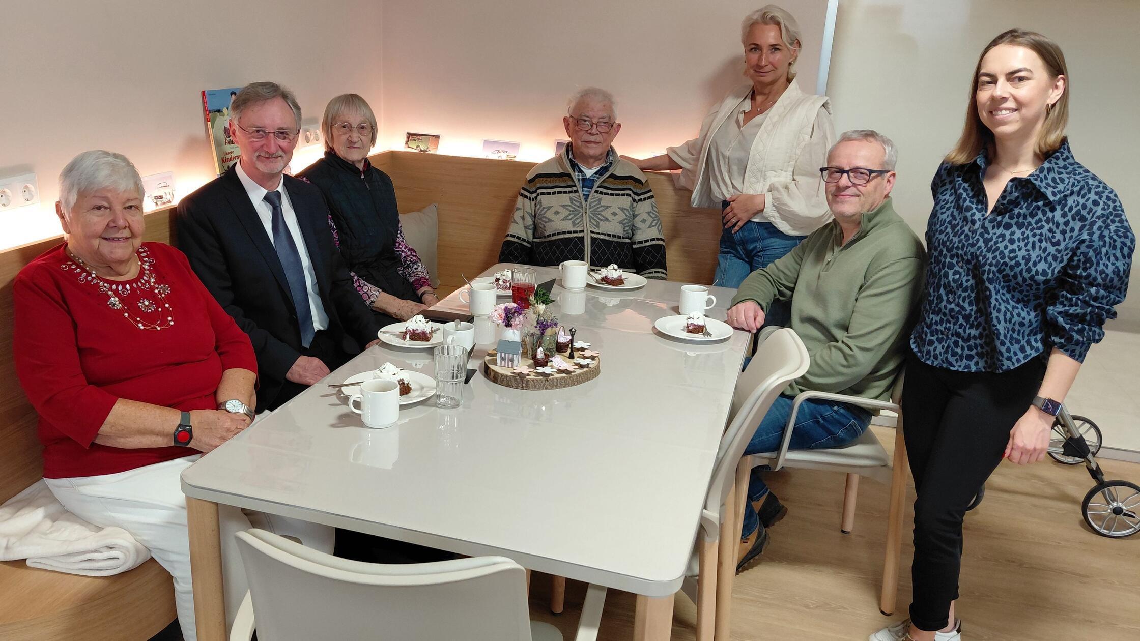 Bürgermeister Martin Hundsodrfer (links sitzend) u