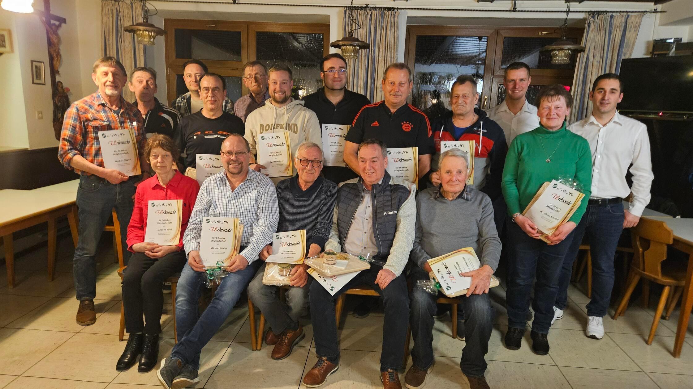 Die beiden Vorsitzenden Wolf (hinten 3.v.r.) und S