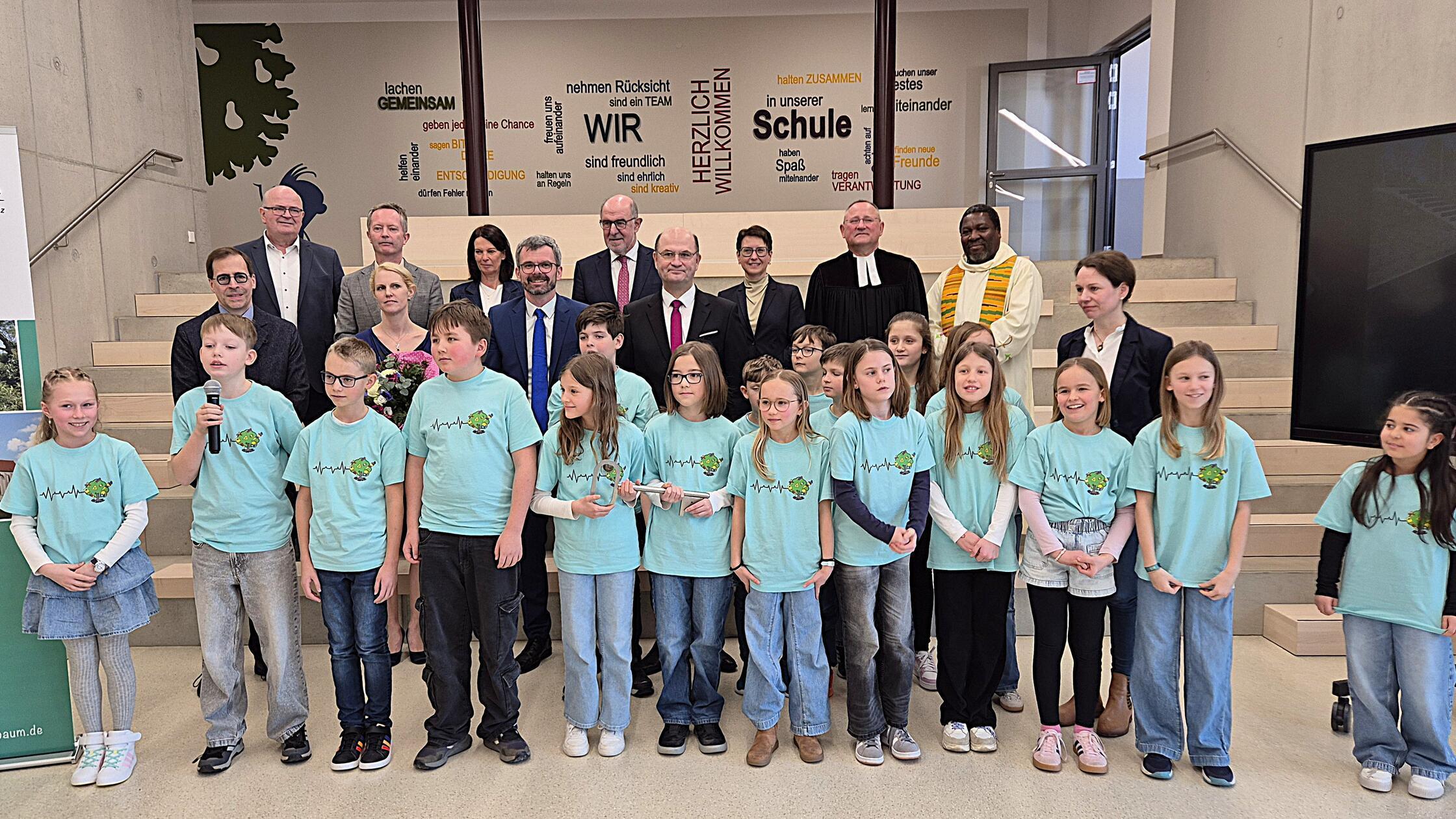 Die Klasse 4a dankt mit einem Lied für die tolle, 