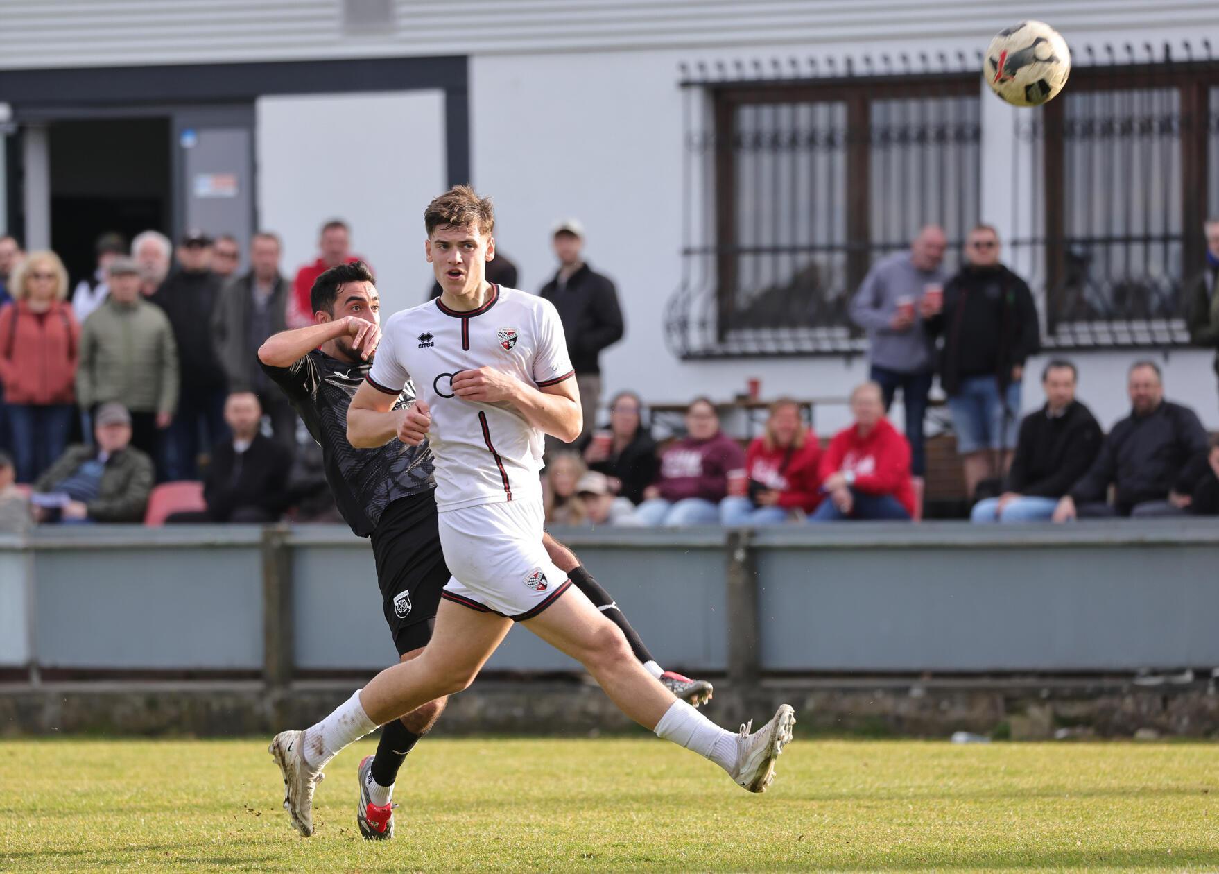 Bayernliga-Auftakt ins Jahr 2026 in Fürth: Salim Ahmed (13, FSV Stadeln ) mit Torschuss gegen Tomislav Bagaric (5, FC Ingolstadt 2 )