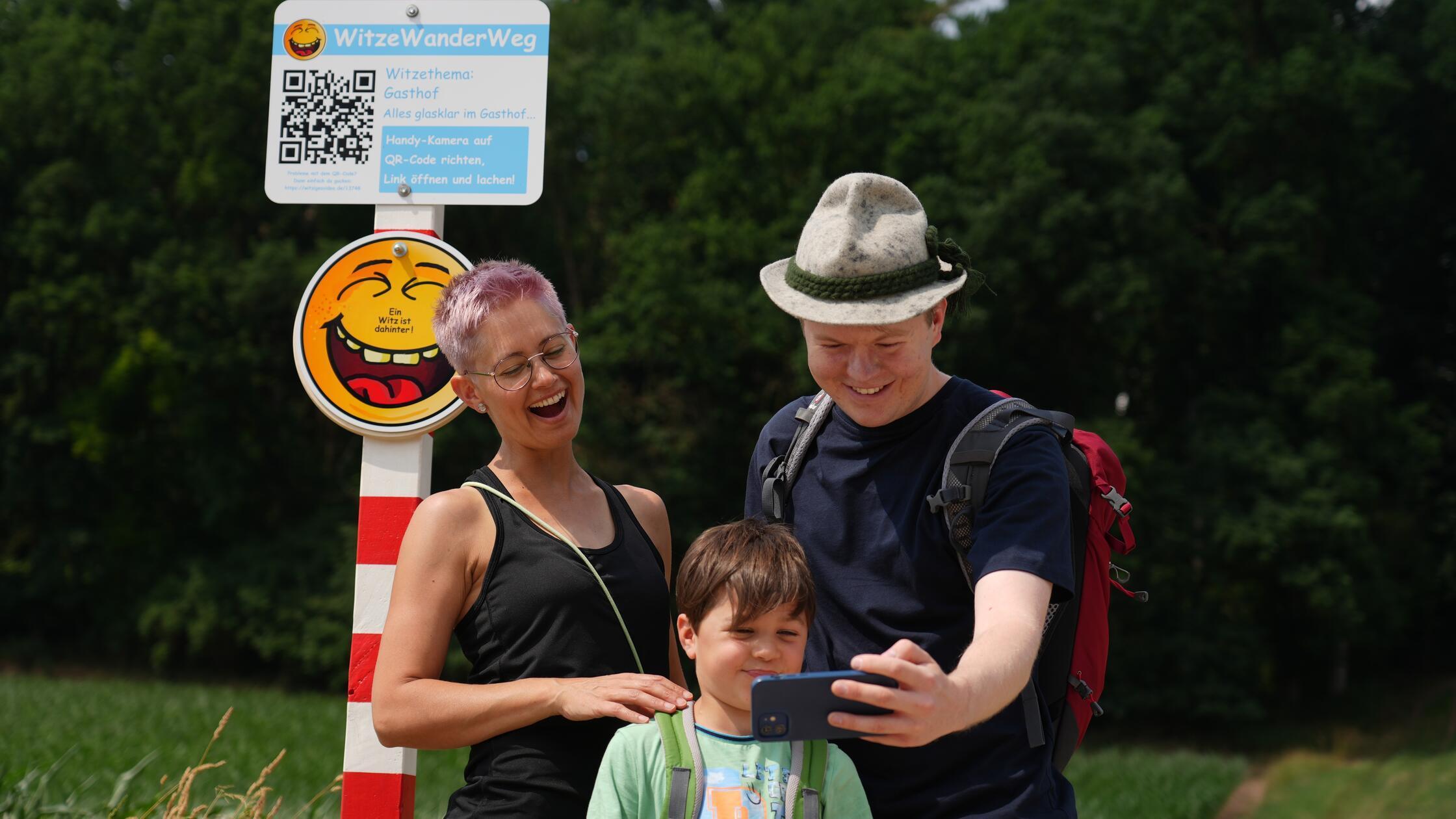WitzeWanderWeg+-+Station+mit+Familie.JPG