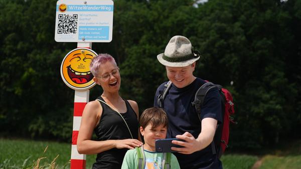 WitzeWanderWeg+-+Station+mit+Familie.JPG