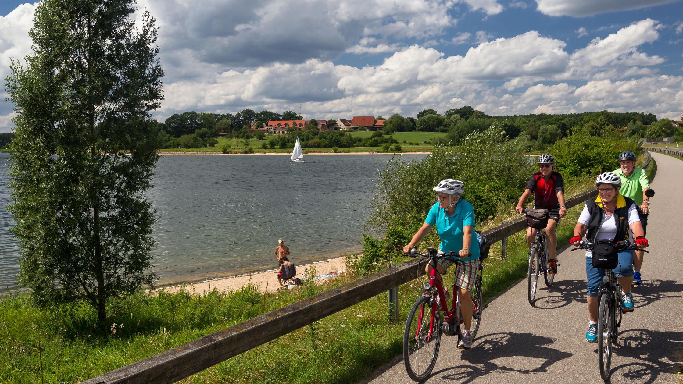 Radfahrer am Rothsee.jpg