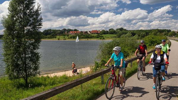 Radfahrer am Rothsee.jpg