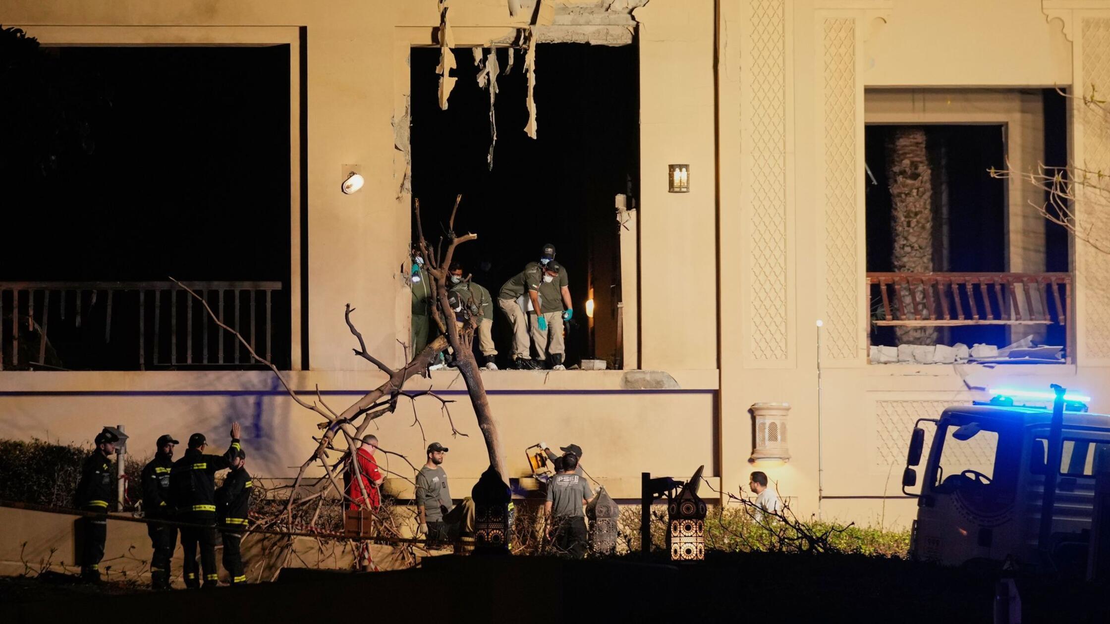 Feuerwehrleute und Rettungskräfte inspizieren den 