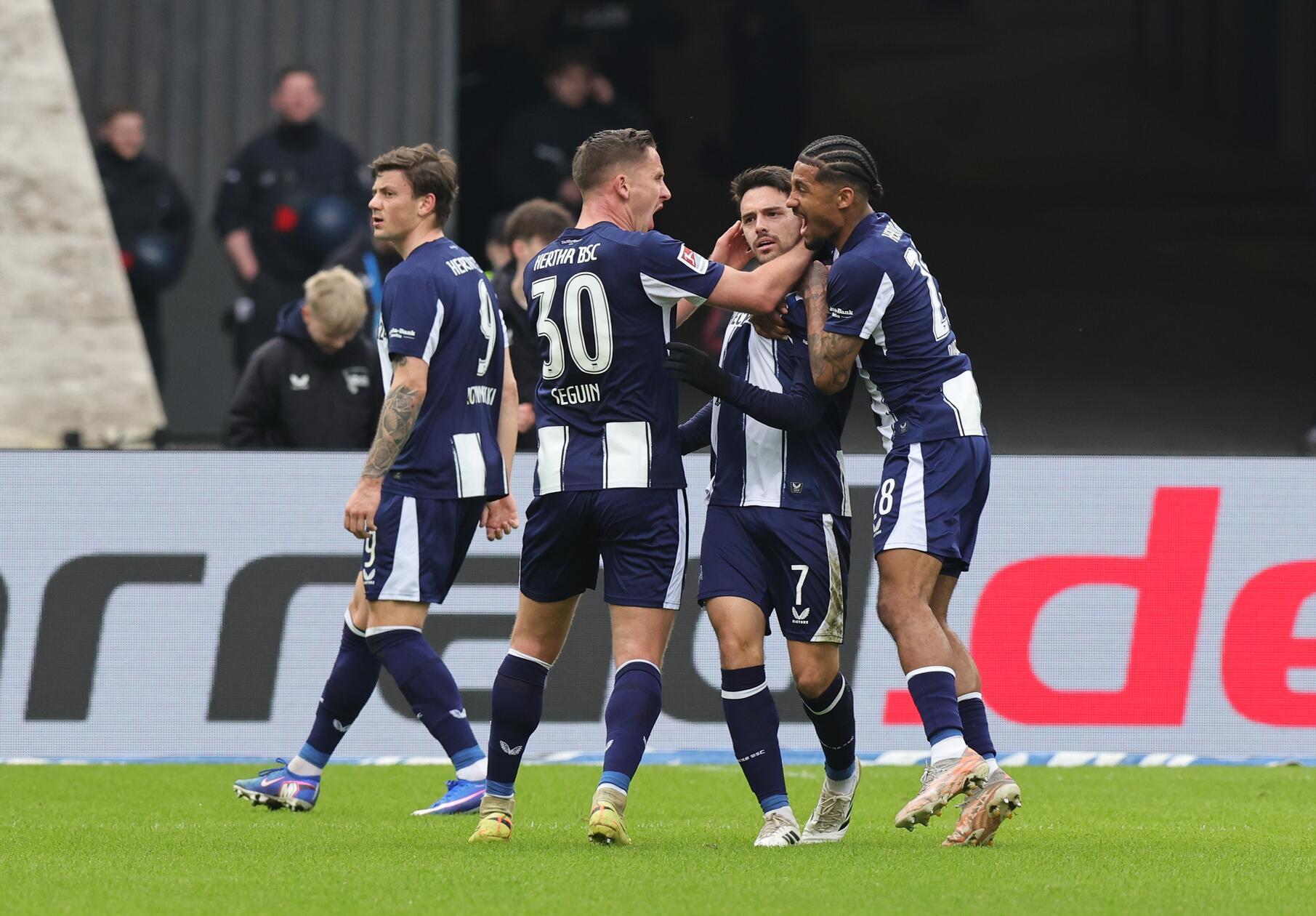 Josip Brekalo sorgt nach 20 Minuten für die Berliner Führung, Keeper Jan Reichert ist chancenlos.
