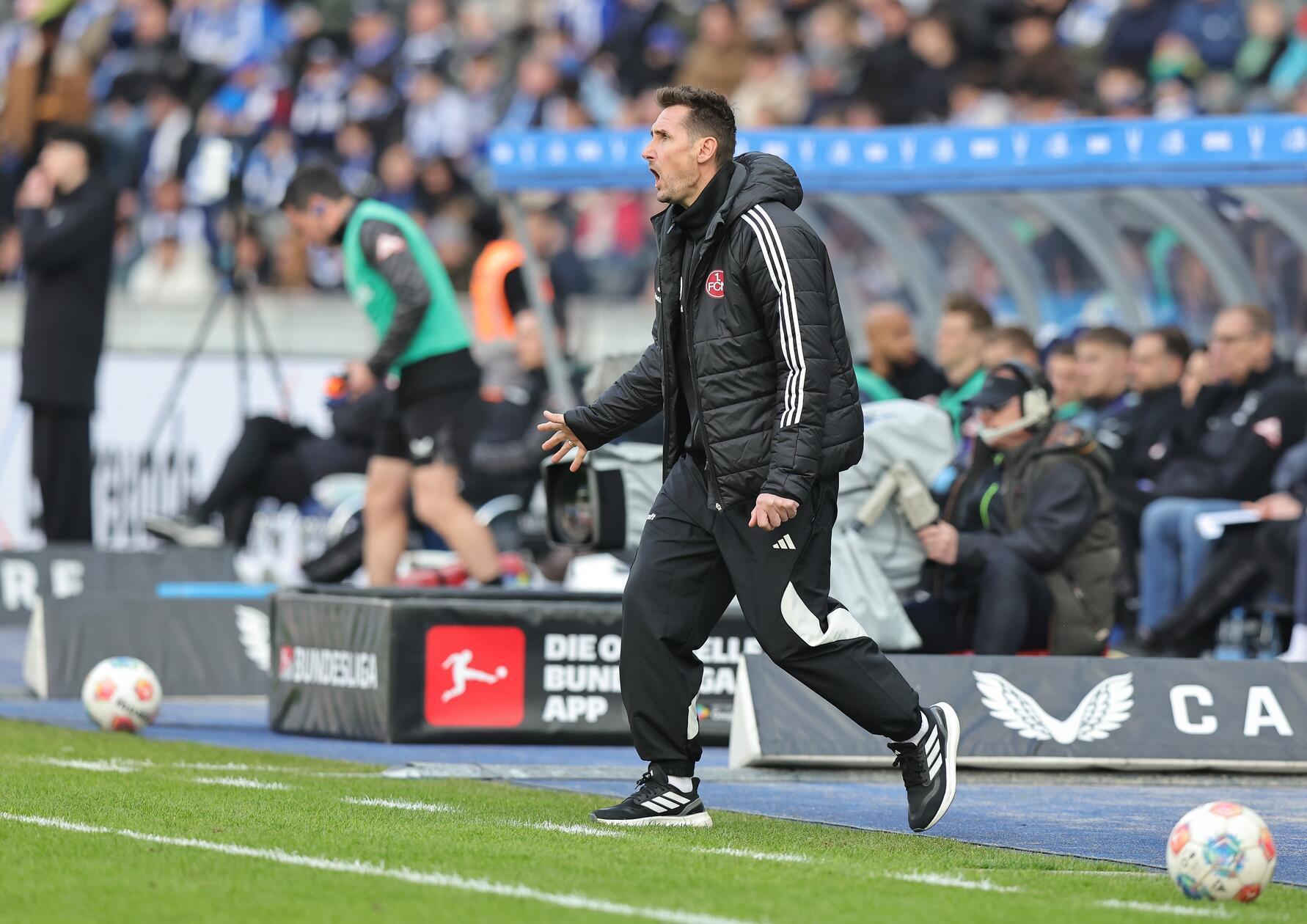 Für Miro Klose eine Situation zum Verzweifeln, seine Abwehr wirkt beim Gegentreffer schläfrig.