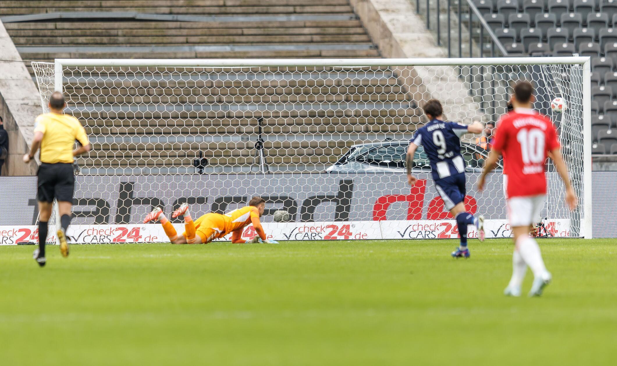 Kurz vor Schluss ist aber auch der starke FCN-Rückhalt machtlos - erneut darf Josip Brekalo unbedrängt abschließen …