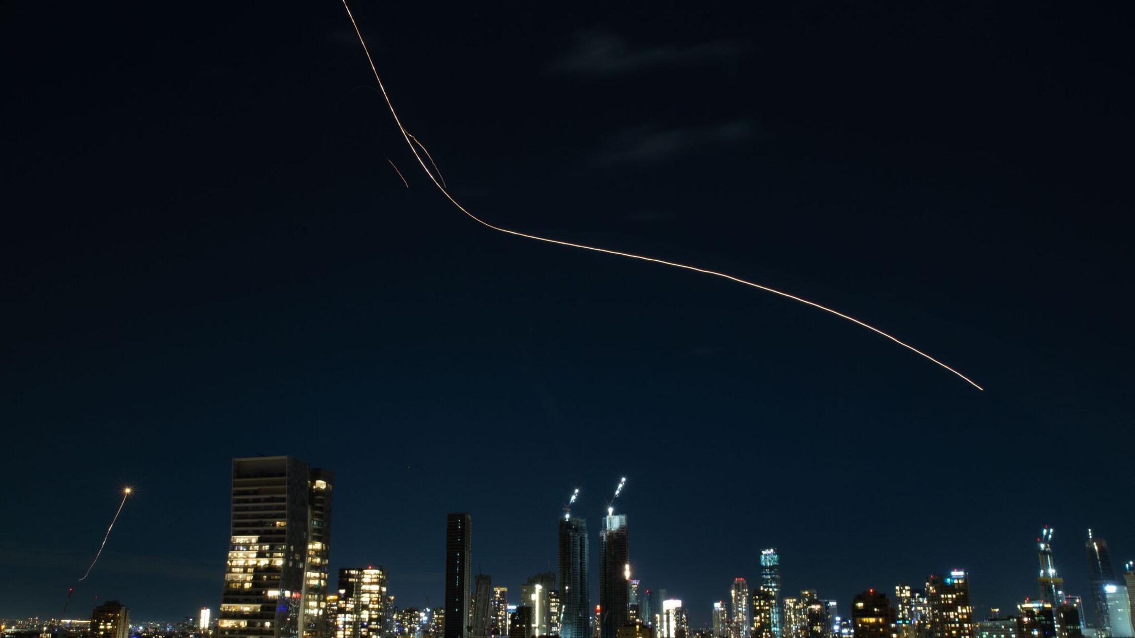 Diese Langzeitaufnahme zeigt die Leuchtspuren von 