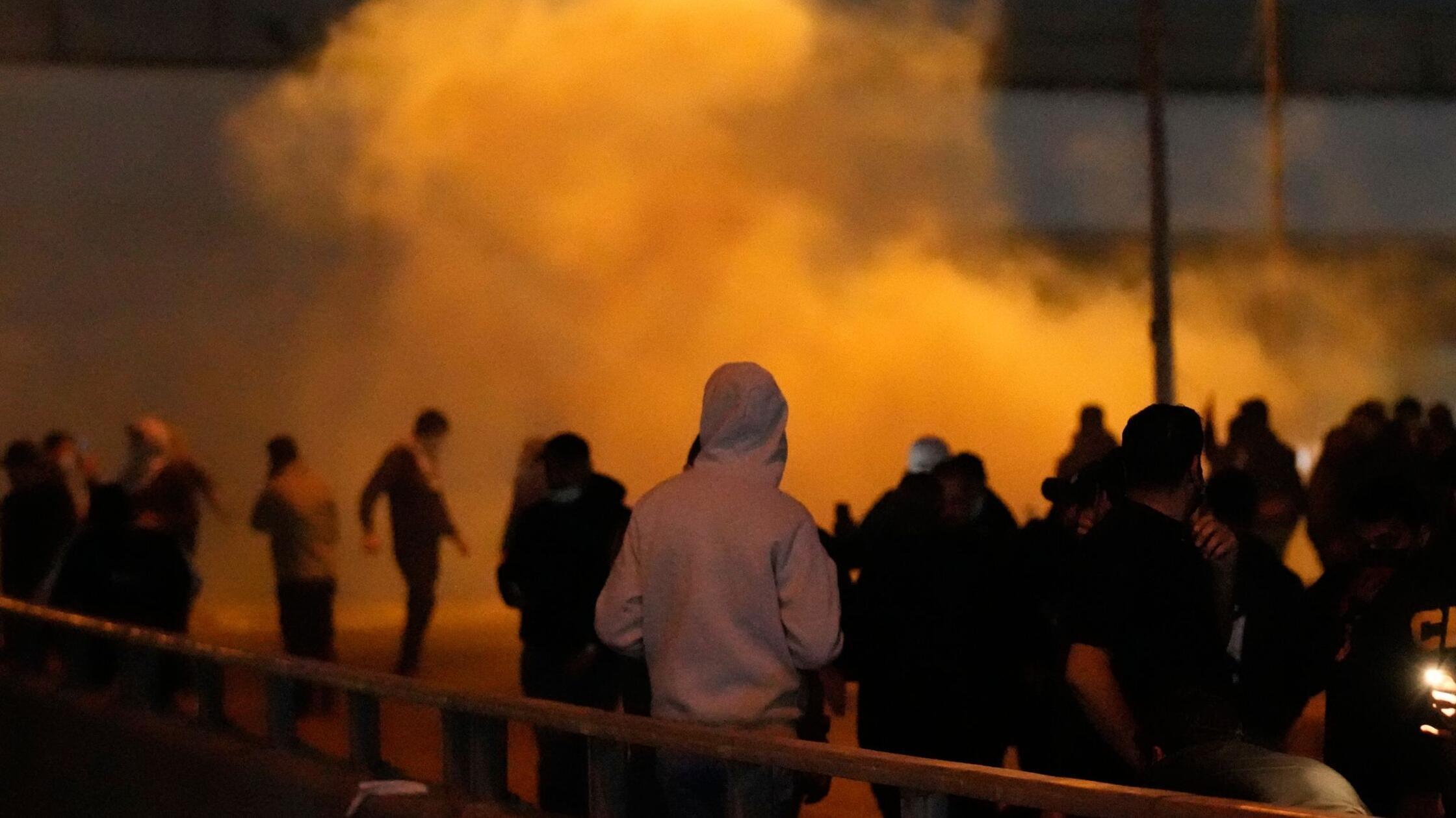 Sicherheitskräfte feuern Tränengas ab, um einen Pr