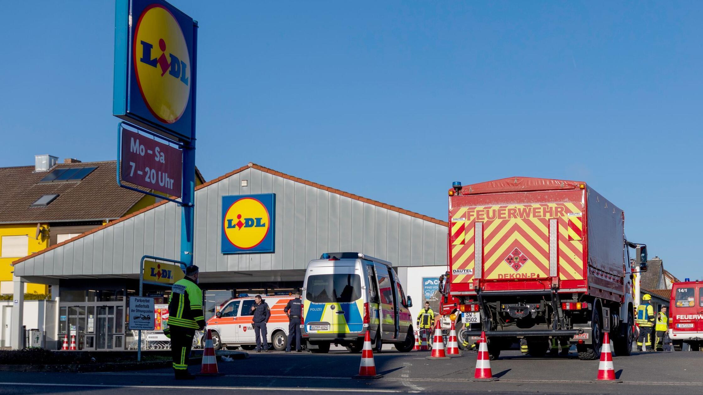 Einsatzkräfte sind auf dem Parkplatz eines Superma