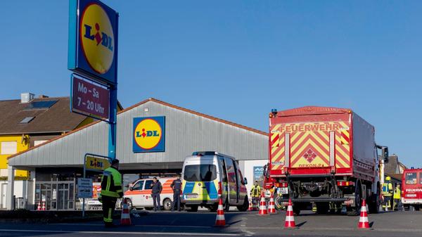 Einsatzkräfte sind auf dem Parkplatz eines Superma