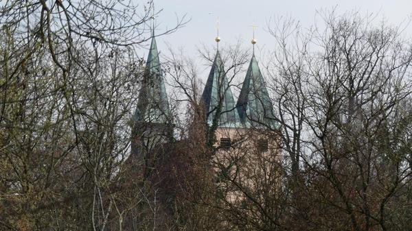 Die evangelische Pfarrkirche in Rednitzhembach von der Rednitzseite aus gesehen.