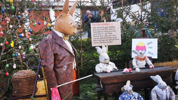 Die Häschenschule vom Bieberbacher Osterbrunnen hat unsere Leserin Andrea Weidner fotografiert.