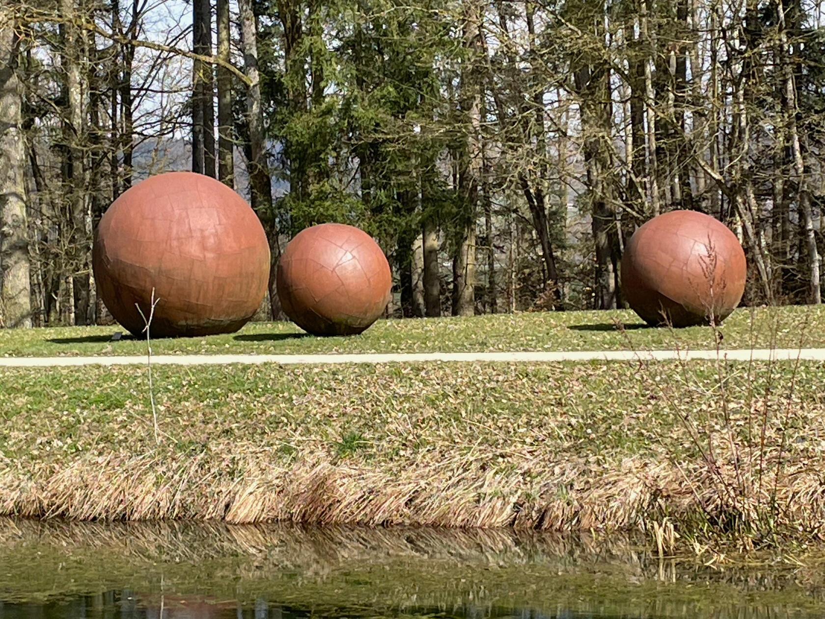 Das Bild der drei Kugeln am Kanal hat unsere Leserin Andrea Mertl gemacht.