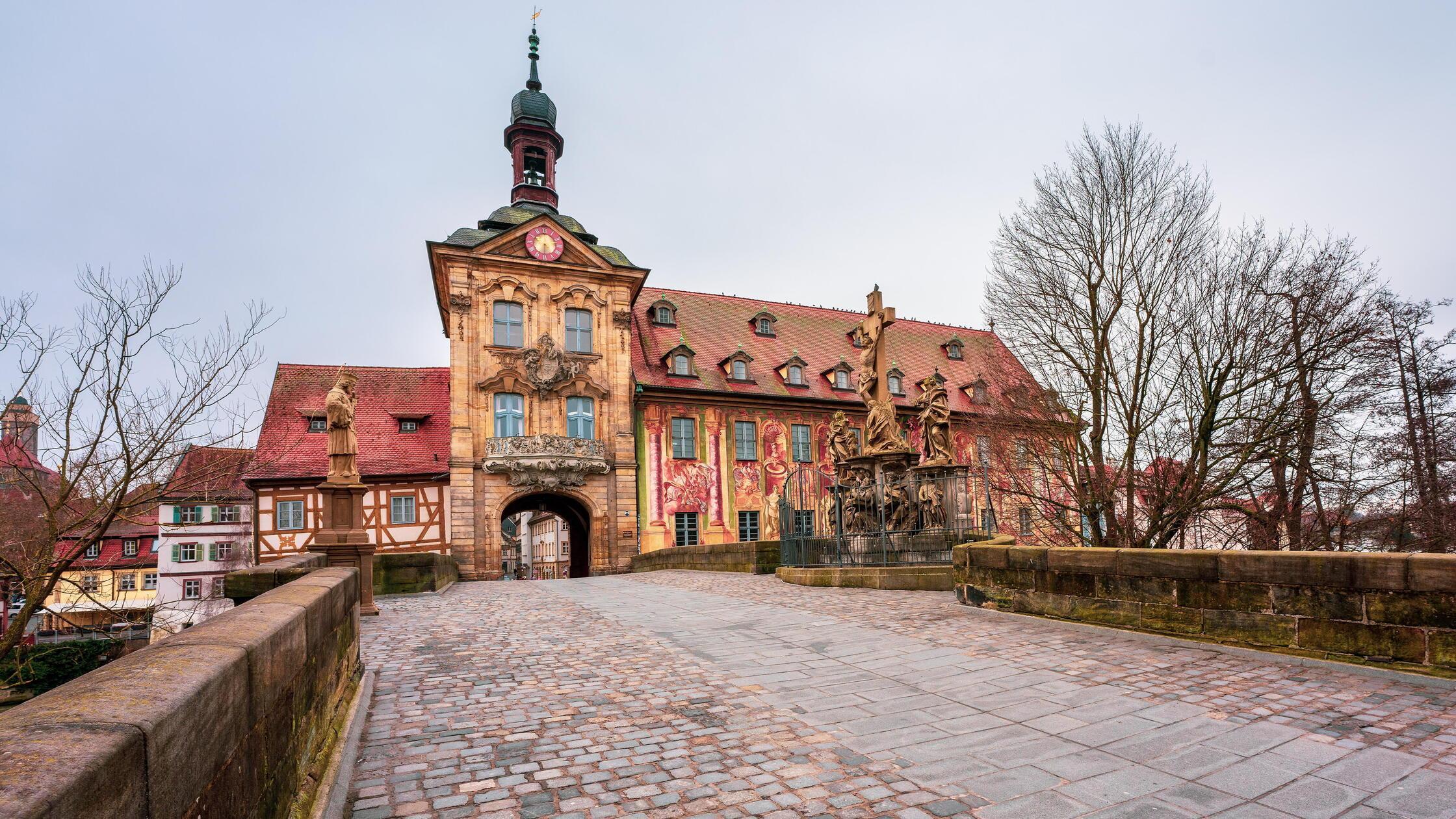 Ansicht des Alten Rathauses und der Rathausbrücke 