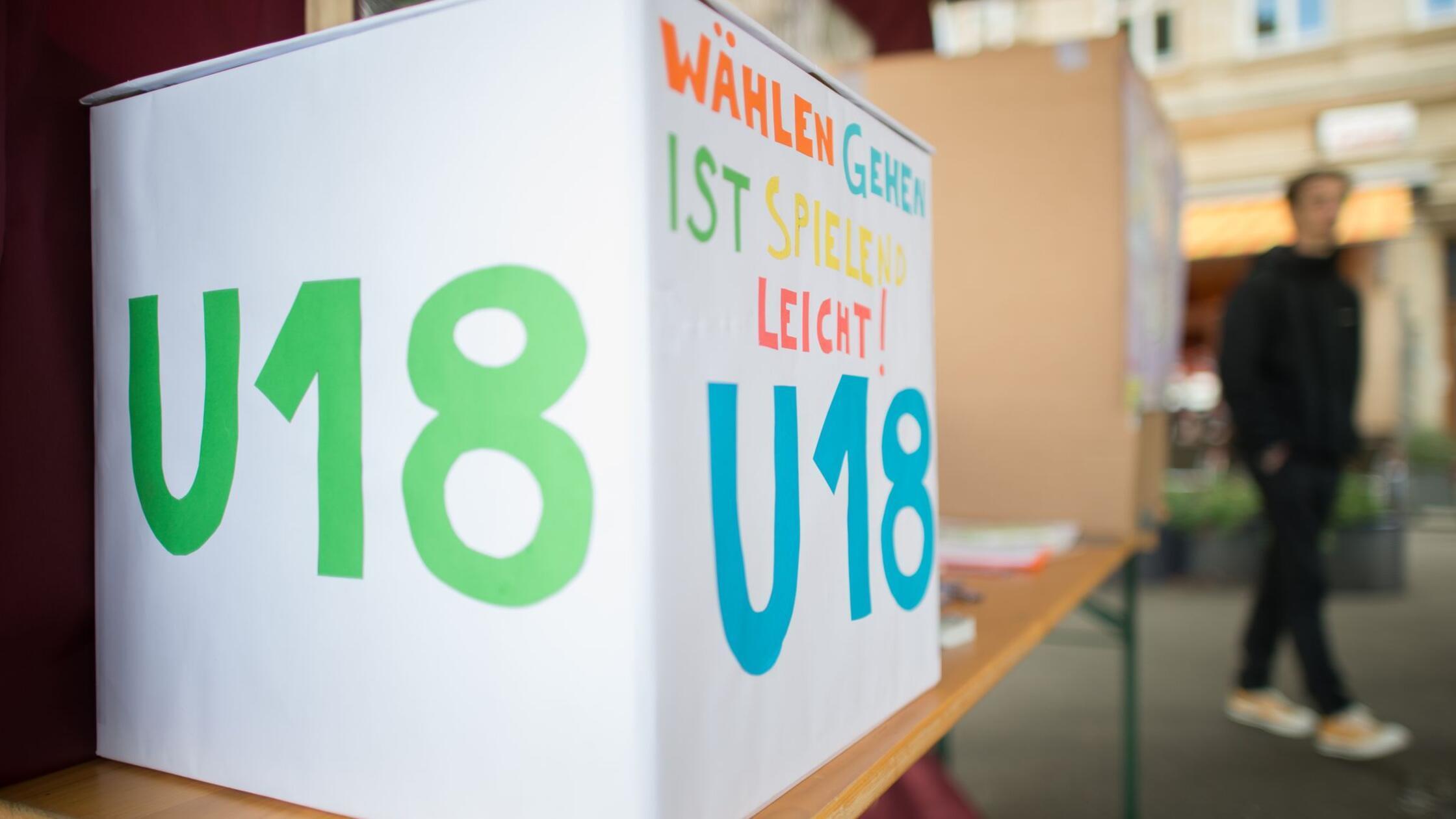 Eine Wahlurne mit der Aufschrift "U18" und "Wählen