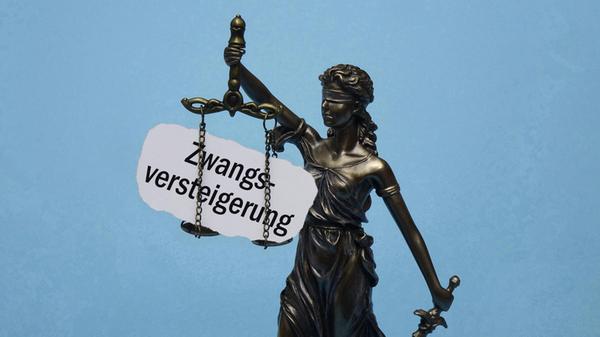 Justitia und Schriftzug Zwangsversteigerung Justit