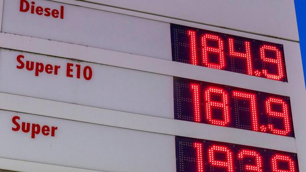 Preise fuer Kraftstoff an einer Tankstelle in Berl