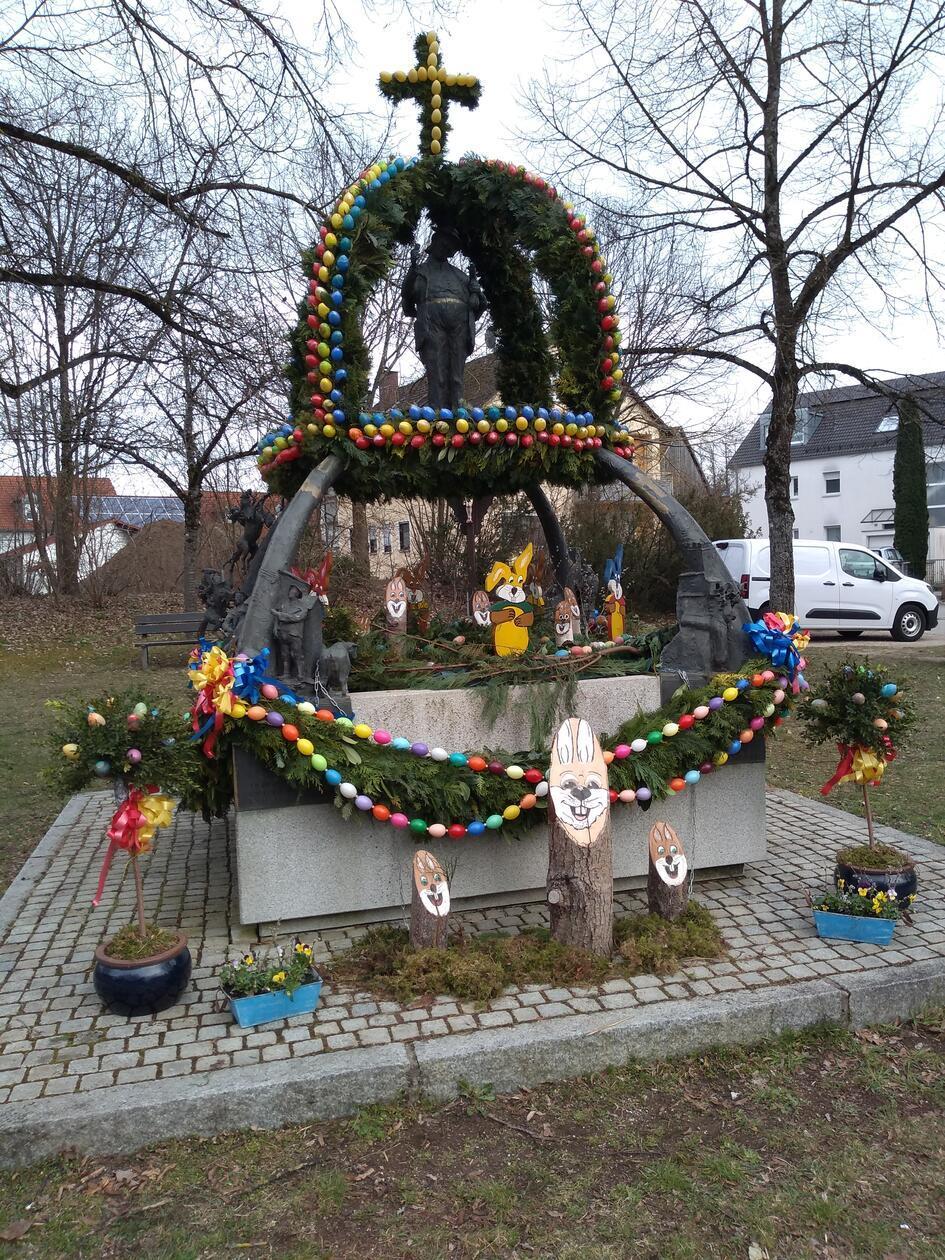 Den Holzheimer Osterbrunnen hat unsere Leserin Else Sommer fotografiert.
