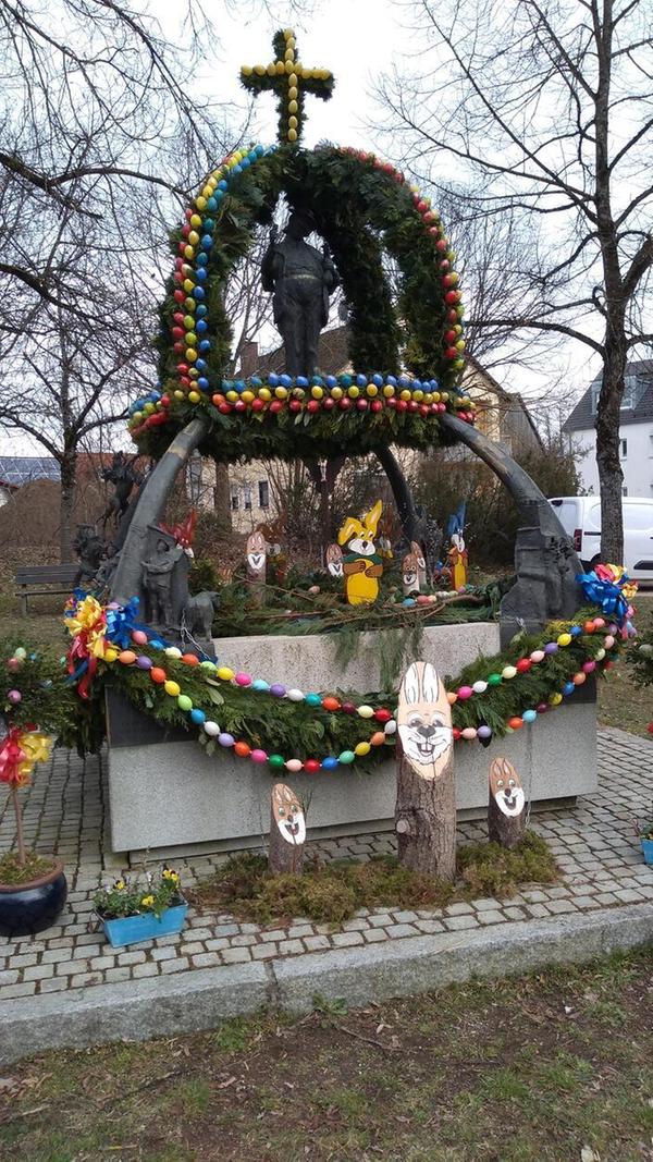 Den Holzheimer Osterbrunnen hat unsere Leserin Else Sommer fotografiert.