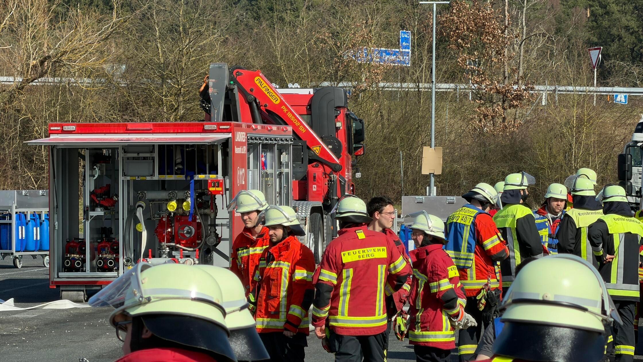 Gefahrgut tritt auf Rastplatz aus: SpezialkrÃ¤fte 