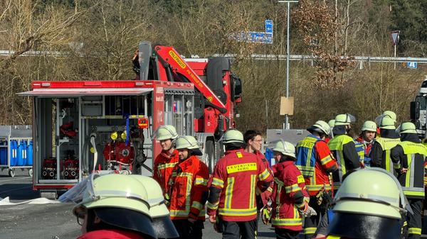 Gefahrgut tritt auf Rastplatz aus: Spezialkräfte