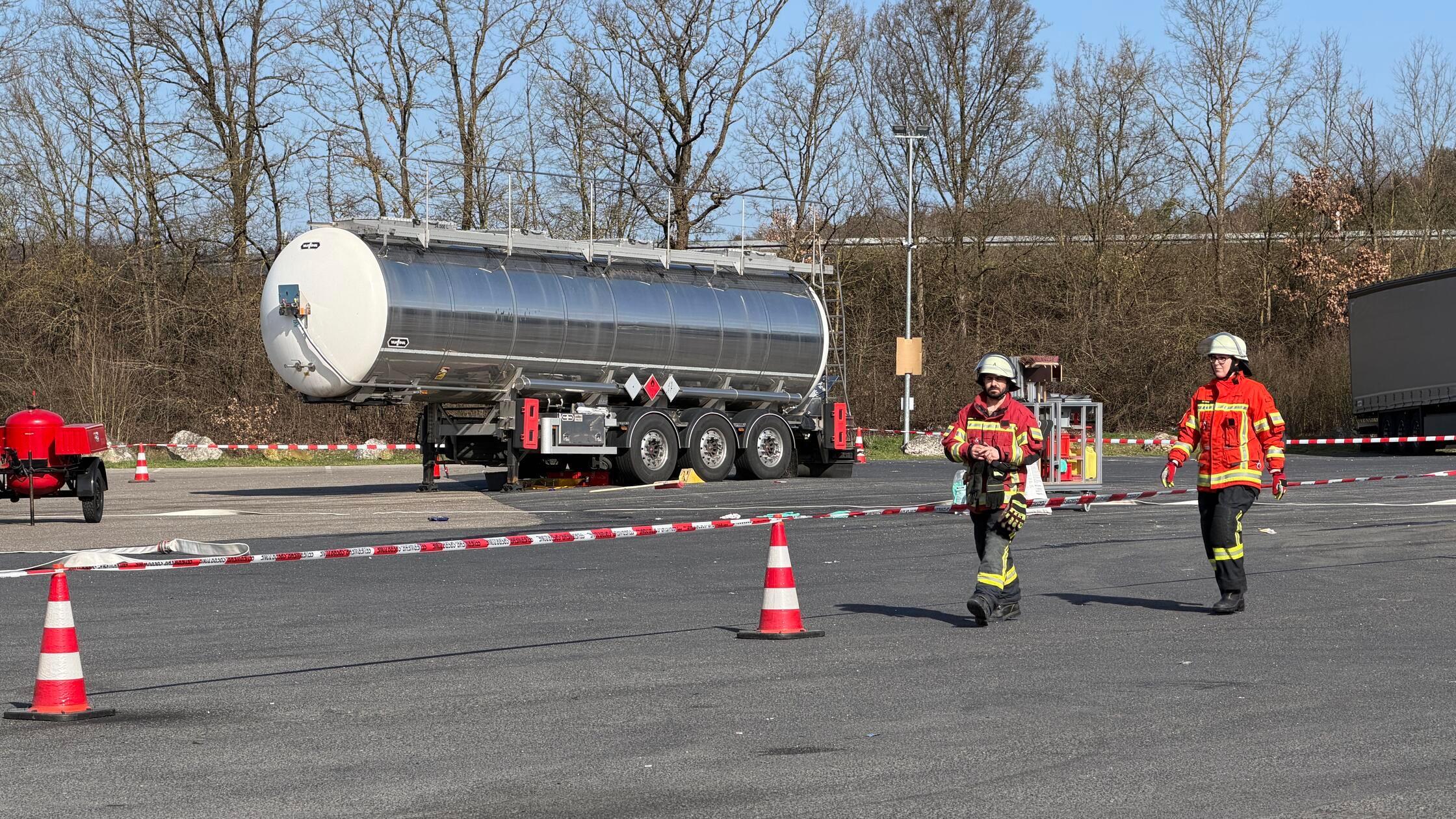 FlÃ¼ssigkeit lÃ¤uft aus AnhÃ¤nger aus: Zahlreiche 