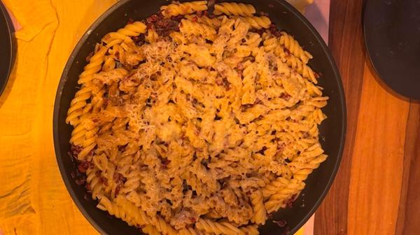 Nudelpfanne mit Käse und Speck