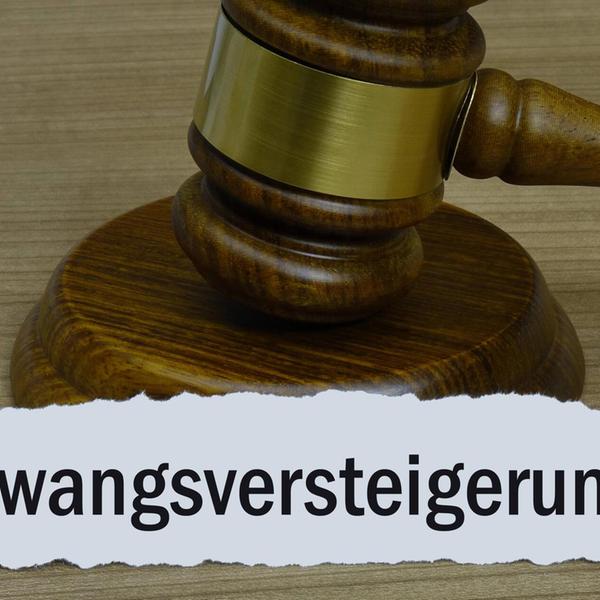 Richterhammer mit Schriftzug Zwangsversteigerung R