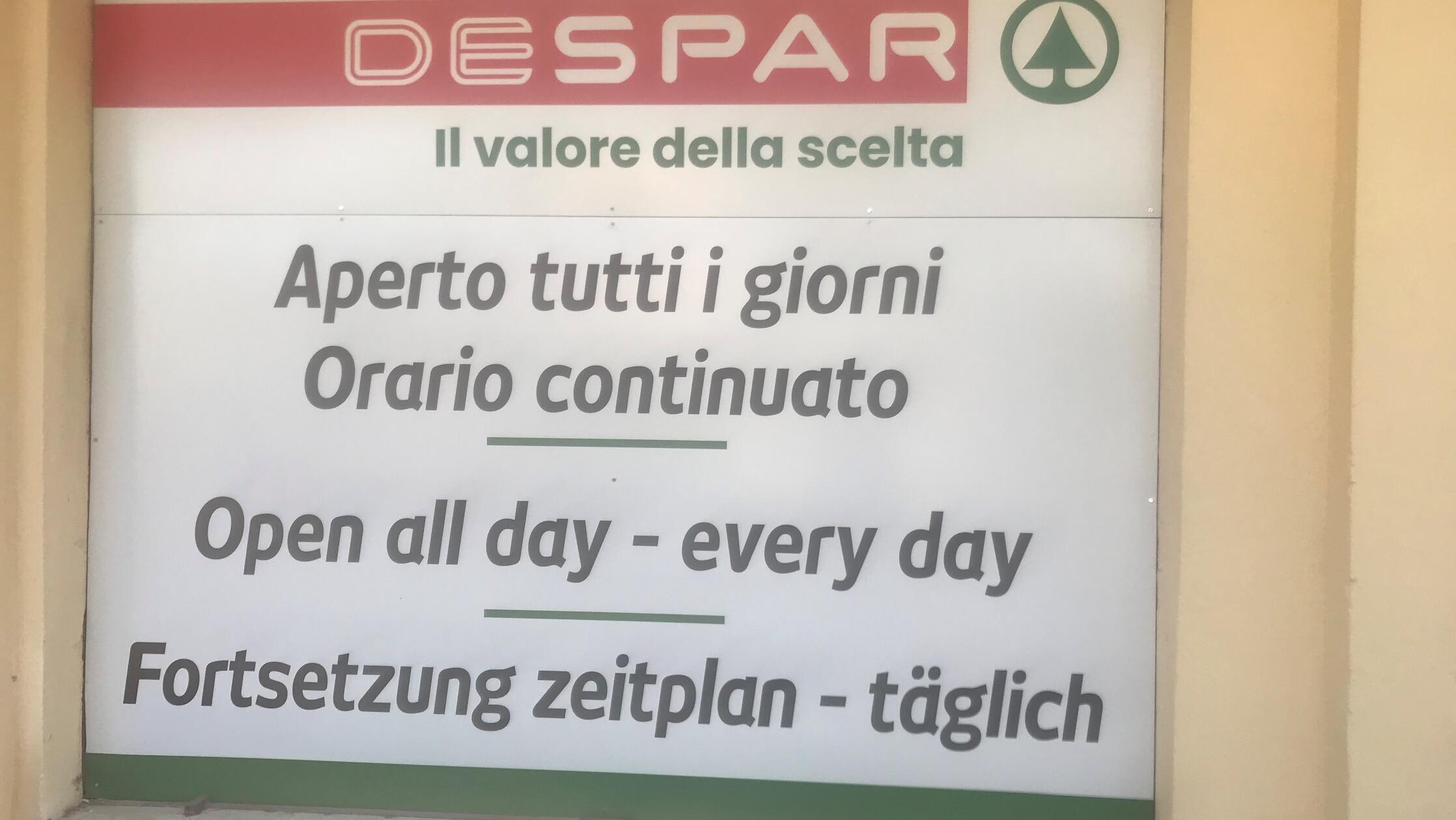Gesehen von Hilde Thordsen aus Lauf vor einem Supermarkt in Muravera auf Sardinien.;