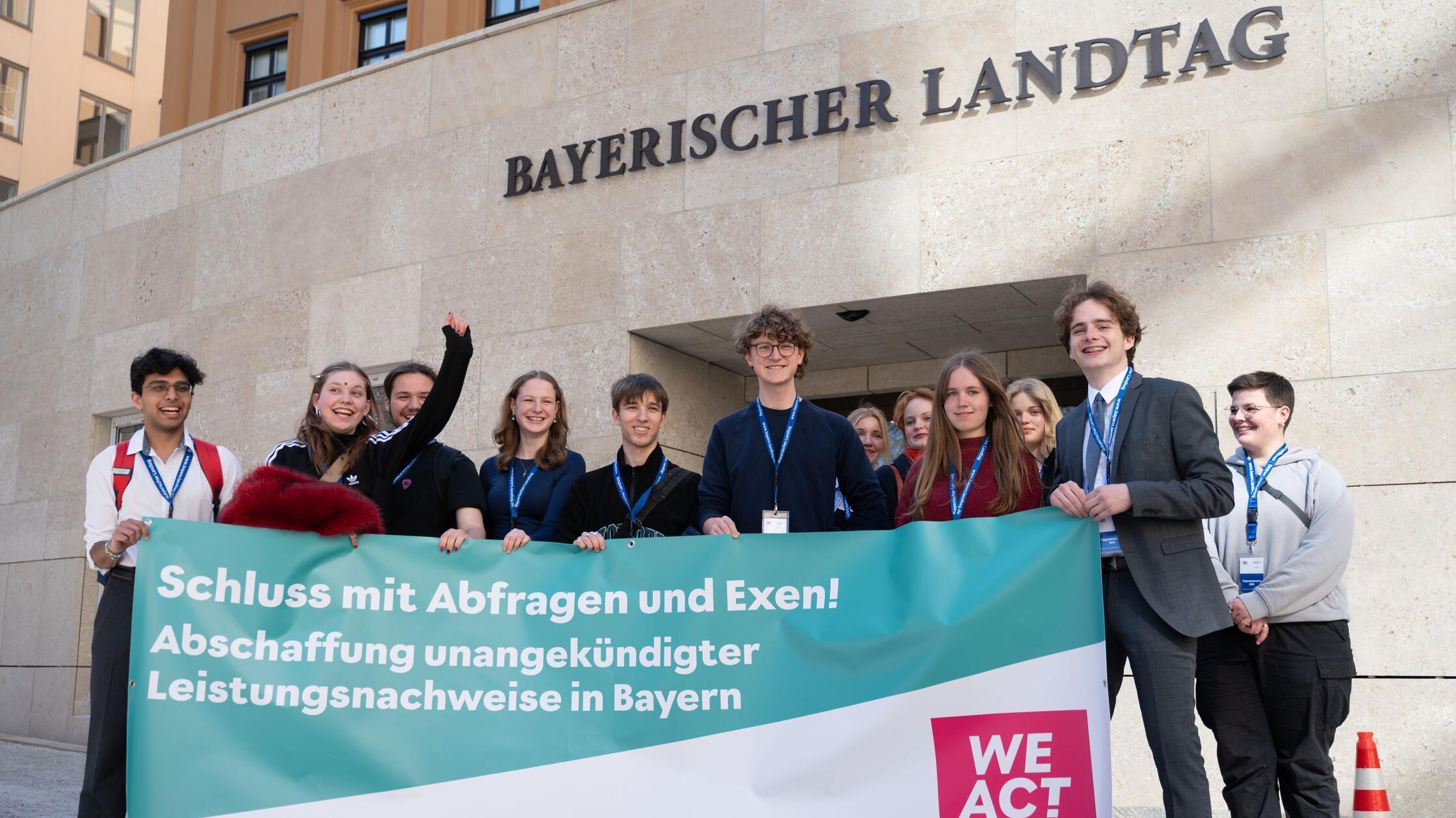 Übergabe von Unterschriften gegen Schul-Exen in Ba