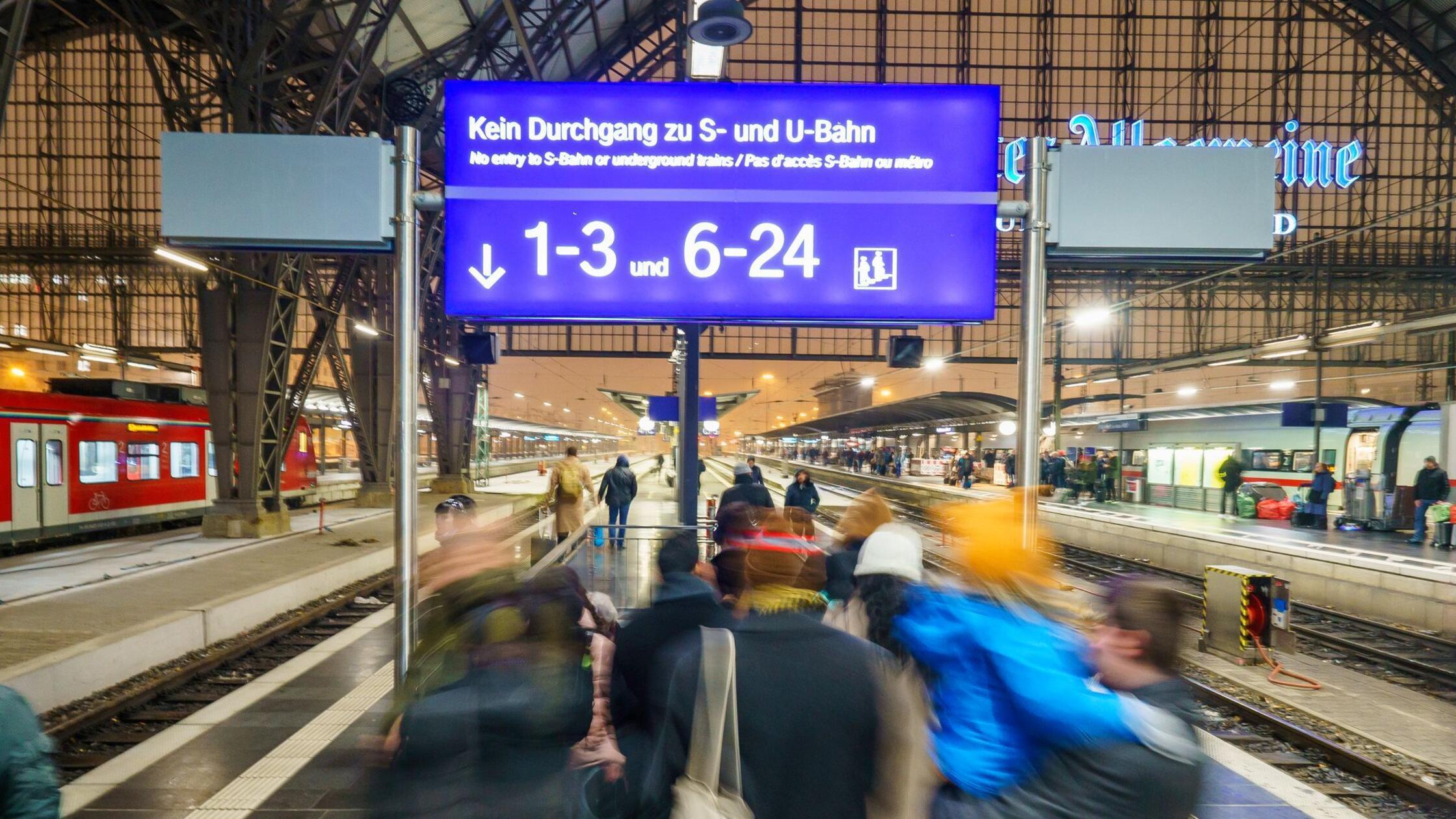 Schnellere Daten und KI - Bahn plant bessere Reiseinfos