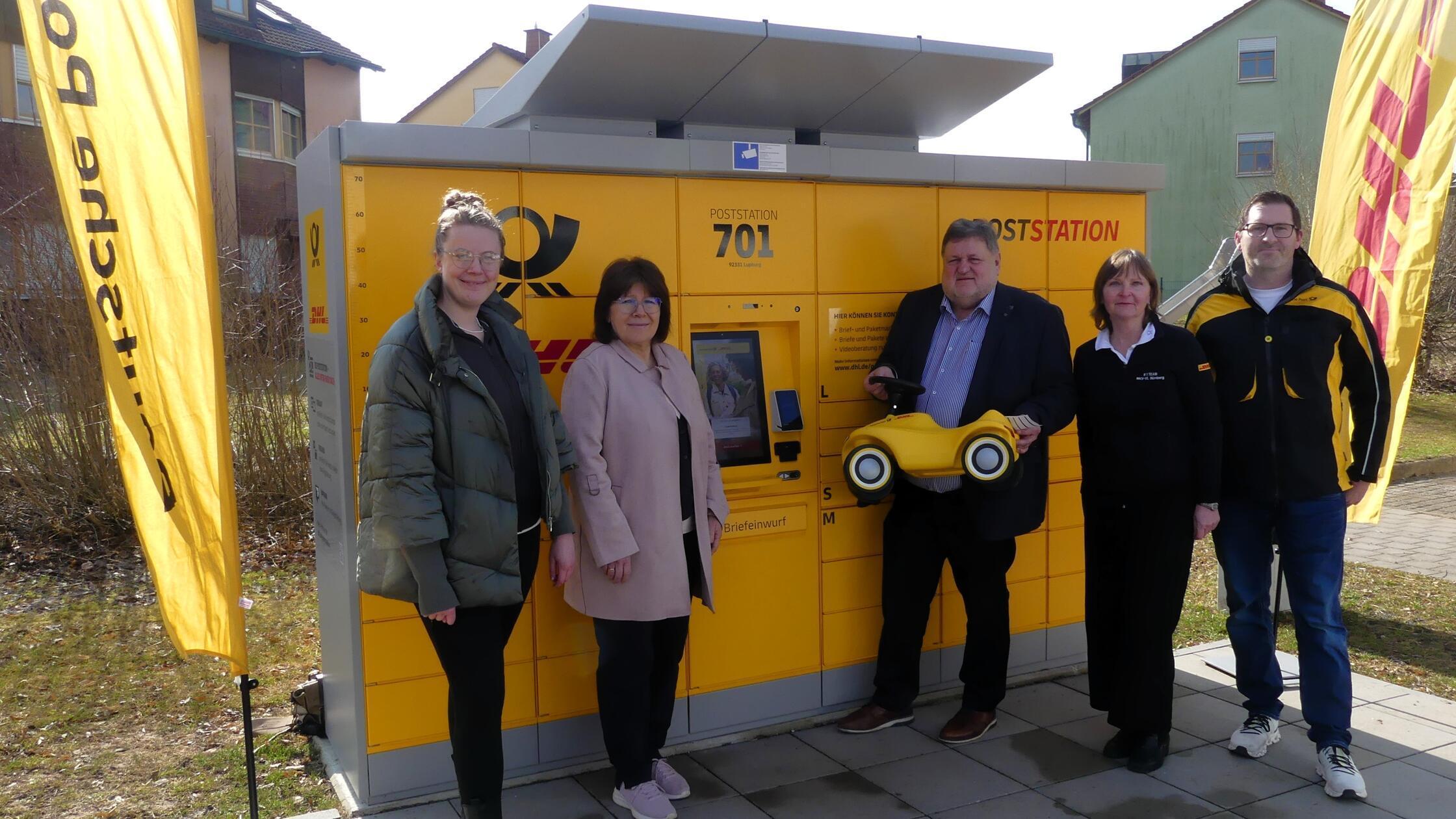 Sie freuen sich über die neue Poststation: Clara W