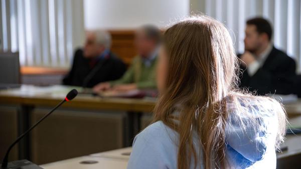 Hinter der Mutter des getöteten Jungen warten der