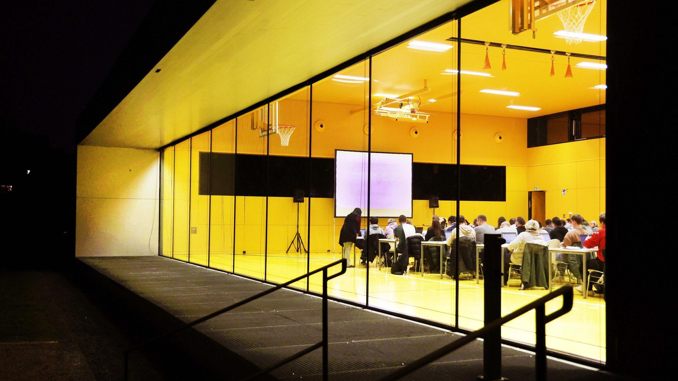 In Gelb getauchter Innenraum während der Schulung 